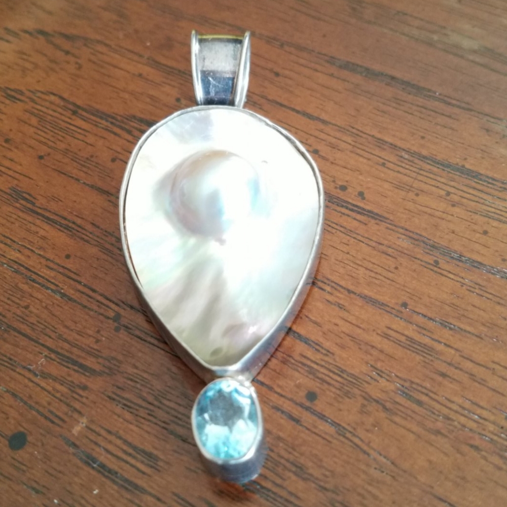 Mother of pearl topaz pendants; not use
